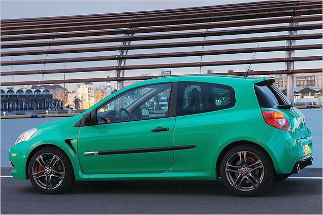 Schicke Alus in 17 Zoll Größe tragen den Clio über den Asphalt