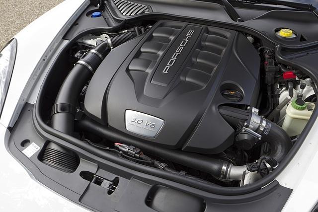 Das 3,0-Liter-Triebwerk der Limousine kommt auf 184 kW/250 PS, das maximale Drehmoment beträgt 550 Nm und liegt zwischen 1.750 u