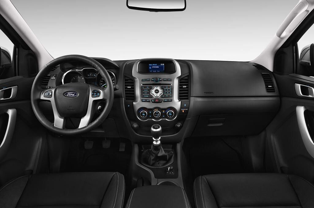 Ford Ranger (Baujahr 2013) LIMITED 4 Türen Cockpit und Innenraum