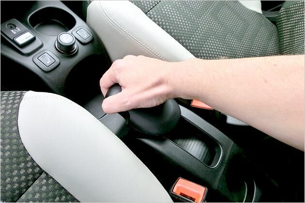 Die Handbremse ist wie vielen andere Elemente im Panda etwas klobig ausgeführt - und sie wackelt