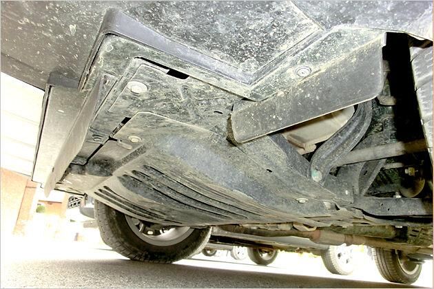 Unterboden nach dem Offroad-Einsatz: Vorne hat der Panda 4x4 einen Unterfahrschutz aus Stahl