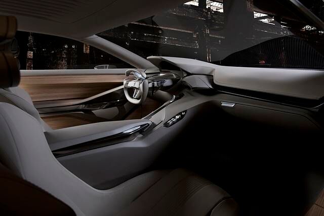 Das Cockpit zeigt sich futuristisch