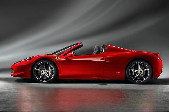 Der Zweisitzer mit dem traditionellen Namen Spider ist bis auf das Dach mit dem Coupé 458 Italia identisch
