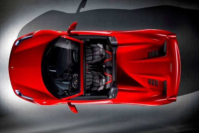 Laut Ferrari ist der Aludeckel 25 Kilogramm leichter als eine vergleichbare Textilmütze