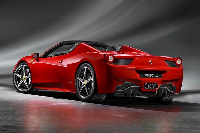 Unter dem Heckdeckel arbeitet ein 4,5-Liter-V8-Mittelmotor mit 420 kW/570 PS