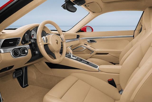 Beim Interieur haben sich die Designer am Carrera GT orientiert