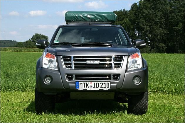 Mächtige Haube: Von vorne wirkt der D-Max bullig