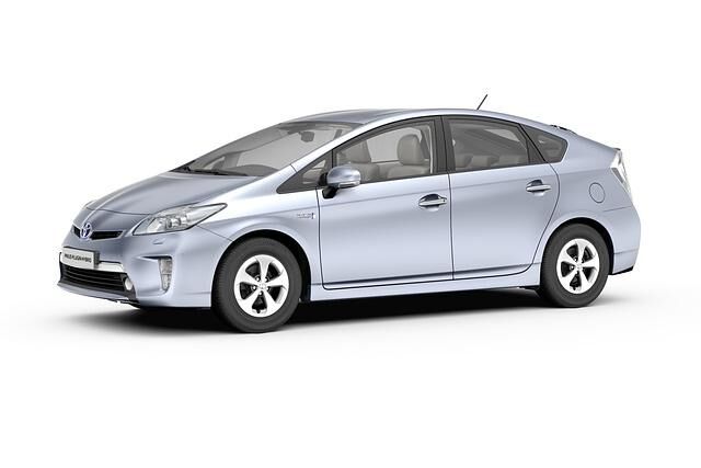Der Toyota Prius PHEV soll mit 2,2 Litern Sprit auskommen