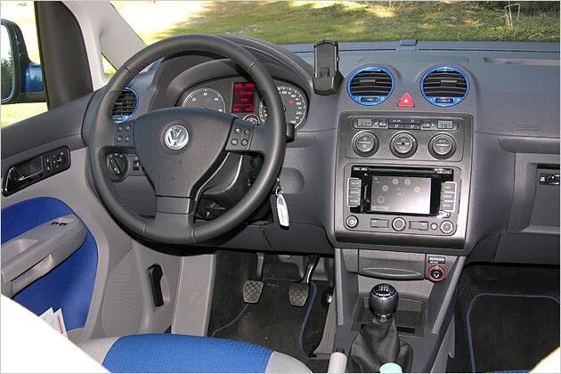 Das Cockpit: Tristes Hartplastik am Armaturenbrett, zu dem die optional farbigen Luftaustrittsdüsen nicht so recht passen wollen