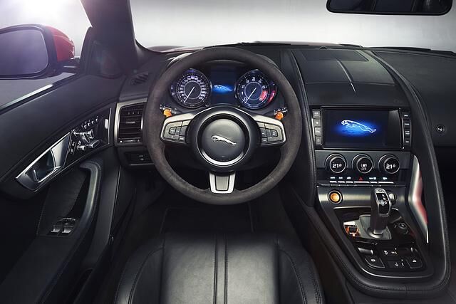 Der Jaguar nimmt Abschied vom TFT-Bildschirm hinter dem Lenkrad und dem Getriebewählrad auf dem Mitteltunnel