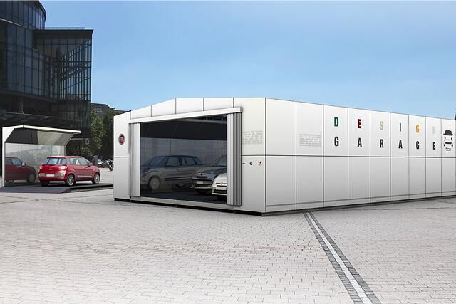Innen findet der Interessierte den neuen Fiat 500 L, der sich an den Spiegelglaswänden gleich vervielfacht