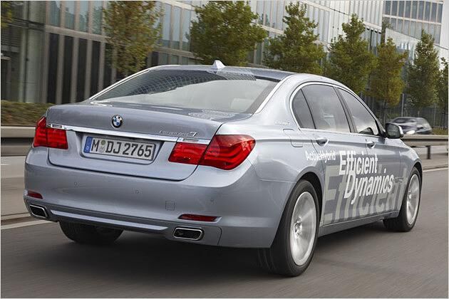 Auch der ActiveHybrid 7 wird bei 250 km/h abgeregelt