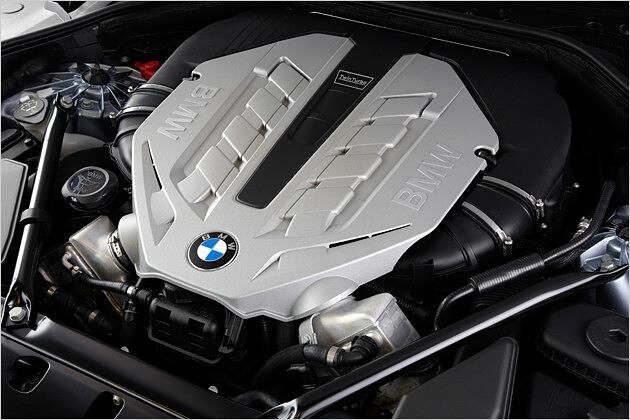 Mit 450 PS ist der Achtzylinder-Motor des ActiveHybrid 7 nicht gerade schwachbrüstig