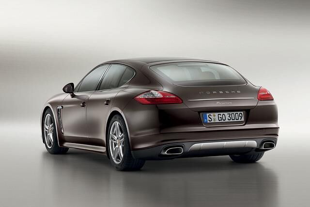 Das neue Sondermodell Platinum Edition wartet mit platinsilbern lackierten Anbauteilen und exklusiver Innenausstattung auf
