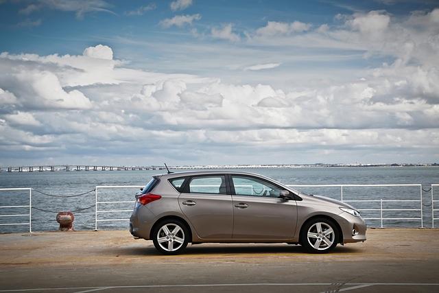 Auf Wunsch parkt der Auris nun auch automatisch ein 