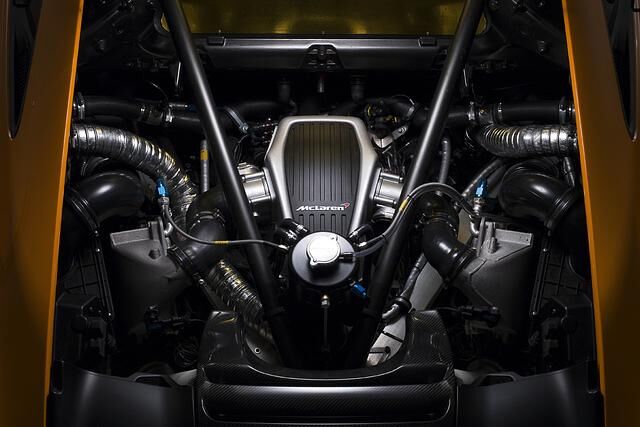 Der Sportler wird von einer leistungsgesteigerten Version des 3,8-Liter-V8-Biturbo mit bis zu 463 kW/630 PS Motor angetrieben