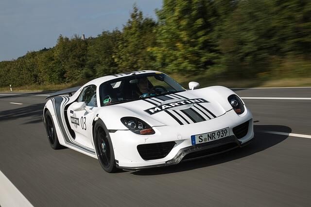 Der Supersportwagen 918 erreicht mit seinem 585 kW/795 PS starken Hybridantrieb aber nicht nur bei Bedarf die Verbrauchswerte ei