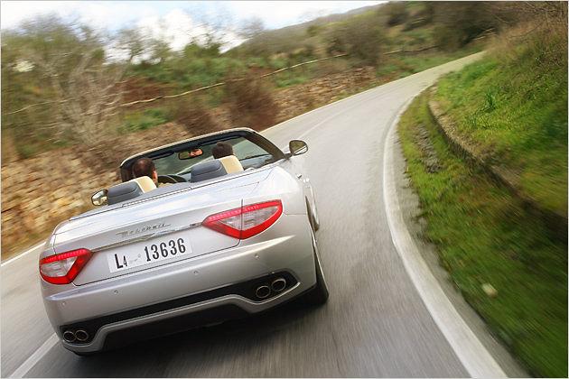 Das Maserati GranCabrio tritt gegen Wagen wie den BMW 650i Cabrio Automatic oder den Jaguar XKR an