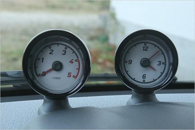 Drehzahlmesser und Uhr sind als kreisrunde Zusatzinstrumente auf dem Armaturenbrett befestigt