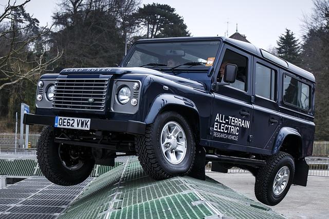 Also greift der Defender Electric auf klassische Differenzialsperren zurück, um schwierige Situationen zu meistern