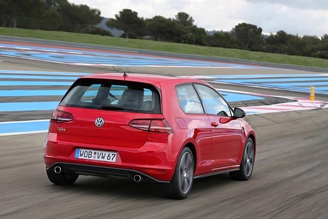 Nochmals 7 kW/10 PS mehr Leistung aus dem gleichen Vierzylinder garantiert die sogenannte Performance-Ausführung ab 29.475 Euro