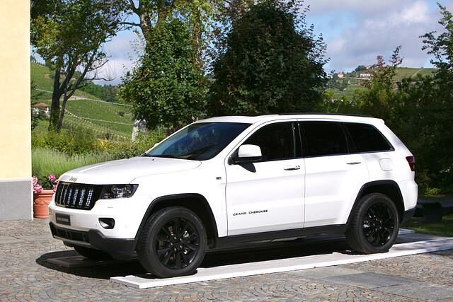Der Grand Cherokee S Limited gibt sich mit schwarzlackierten Felgen und schwarzglänzenden Applikationen, wo sonst Chrom spiegelt