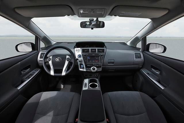 Das Cockpit tritt im typischen Prius-Stil auf