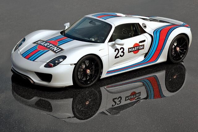Ein 918 Spyder-Prototype im bunten Rennoutfit spult derzeit ein Testprogramm auf der 20,8 Kilometer langen Nordschleife ab