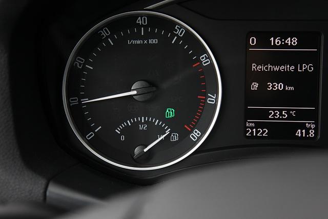 Der 55 Liter große Benzintank bleibt erhalten und dient als Reserve
