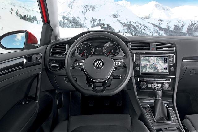 Das Cockpit entspricht dem der frontgetriebenen Varianten