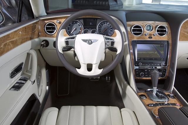Das Cockpit ist extrem edel