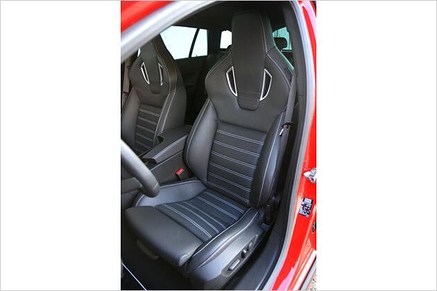 Recaro-Sportsitze sind im OPC Serie. Die bei unserem Testauto installierten elektrisch einstellbaren Ledersitze mit AGR-Zertifikat kosten Aufpreis