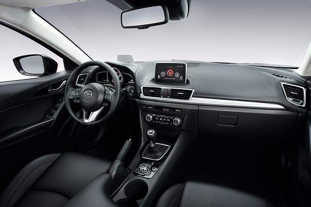 Eine ordentliche Materialauswahl, ein modernes Cockpit, ein freistehender Bildschirm samt Drehregler auf dem Mitteltunnel machen Schluss mit der grauen Tristesse