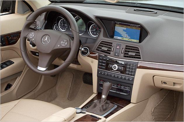 Das Cockpit des Cabrios setzt auf kantige Linien