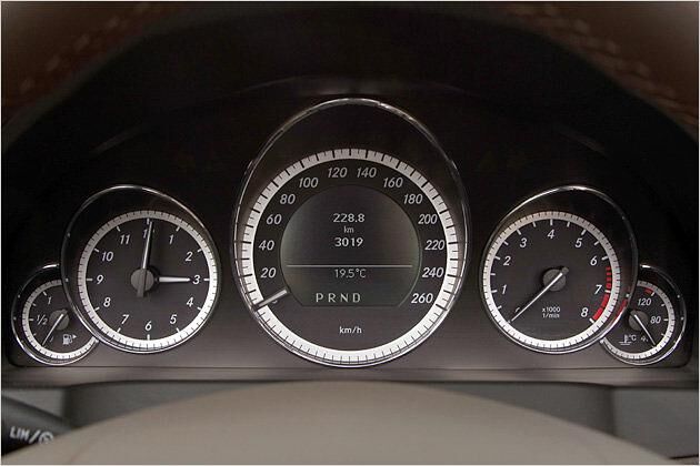 Fünf Rundinstrumente informieren den Fahrer