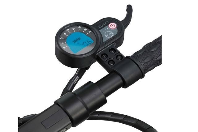 Zur wachsenden Zahl elektrifizierte Zweiräder gesellt sich ein Tretroller mit Elektromotor, der sich zusammenfalten lässt und so schnell ist wie ein Pedelec.