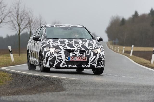 Der Tourer wirkt sportlich, aber nicht so futuristisch wie die Limousine