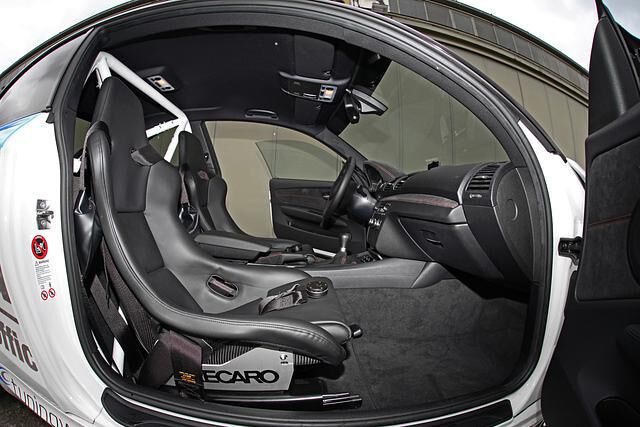 Ebenfalls aus dem leichten Werkstoff sind die Recaro-Rennsitze mit Sechspunkt-Gurten