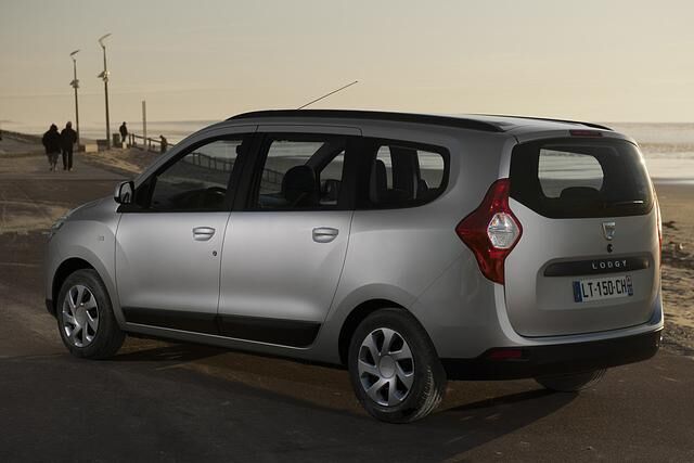 Der neue Lodgy kostet 9.990 Euro in der Basisversion mit einem 1,6-Liter-Benziner (61 kW/83 PS)