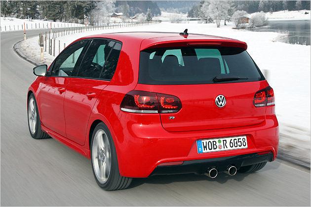Dank Sportfahrwerk liegt das R-Modell 25 Millimeter näher am Asphalt als ein herkömmlicher Golf