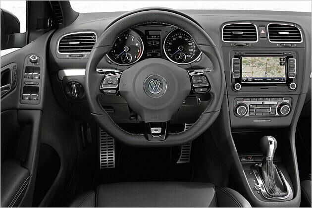 Das Cockpit wird durch Alupedale und ein unten abgeflachtes Lederlenkrad aufgewertet