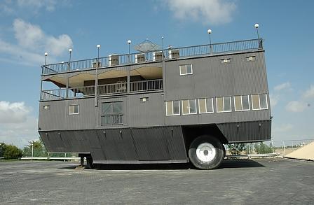 Automuseum Abu Dhabi: Riesen-Wohnwagen