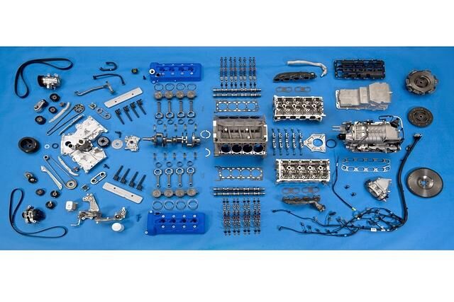 Der aufgeladene V8-Motor in Einzelteilen