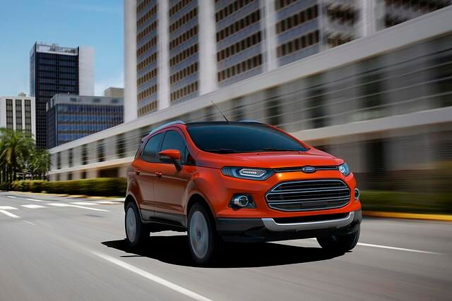 Mit dem großen Kühlerschlund und den schmalen Scheinwerfern reiht sich das SUV in das neue Ford-Design ein