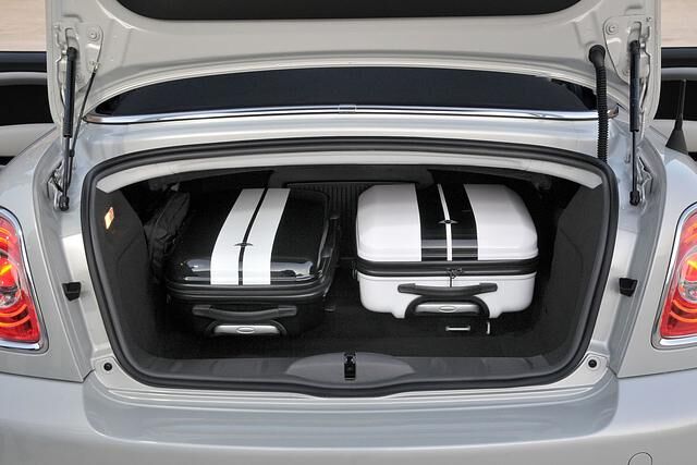 Der Kofferraum ist mit 240 Liter Fassungsvermögen für klassische Mini-Verhältnisse fast üppig