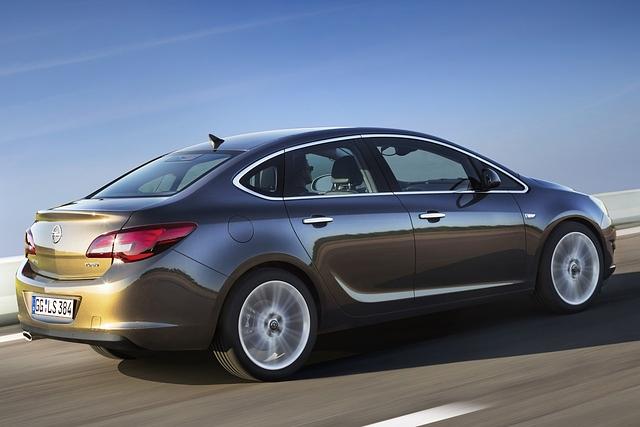 Opel komplettiert die Astra-Familie mit einer neuen Stufenhecklimousine