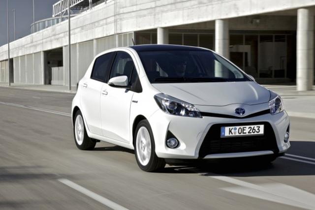Der erste Vollhybrid unter den Kleinwagen liefert eine völlig andere Antwort auf die Sparfrage