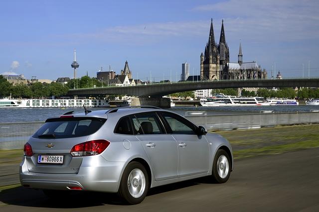 So kostet der ab August verfügbare Cruze Station Wagon in der Basisversion als 1,6-Liter-Benziner nur 15.990 Euro)
