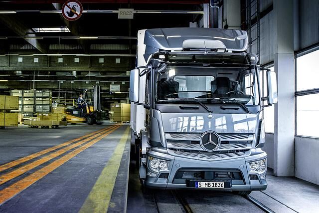 Mit der neuen Nutzfahrzeuglinie Antos präsentiert Mercedes jetzt einen Lkw für den schweren Verteilerverkehr