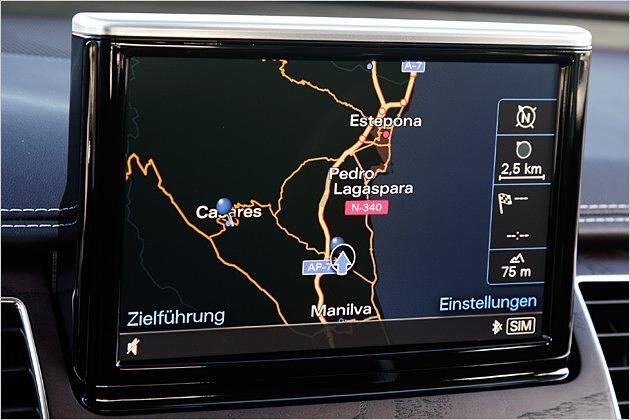 Der Navigationsbildschirm wird bei Bedarf aus der Mittelkonsole gefahren